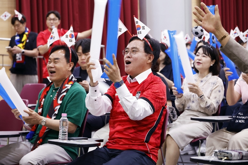 “대~한민국” 구청장과 함께 월드컵 국가대표팀 응원