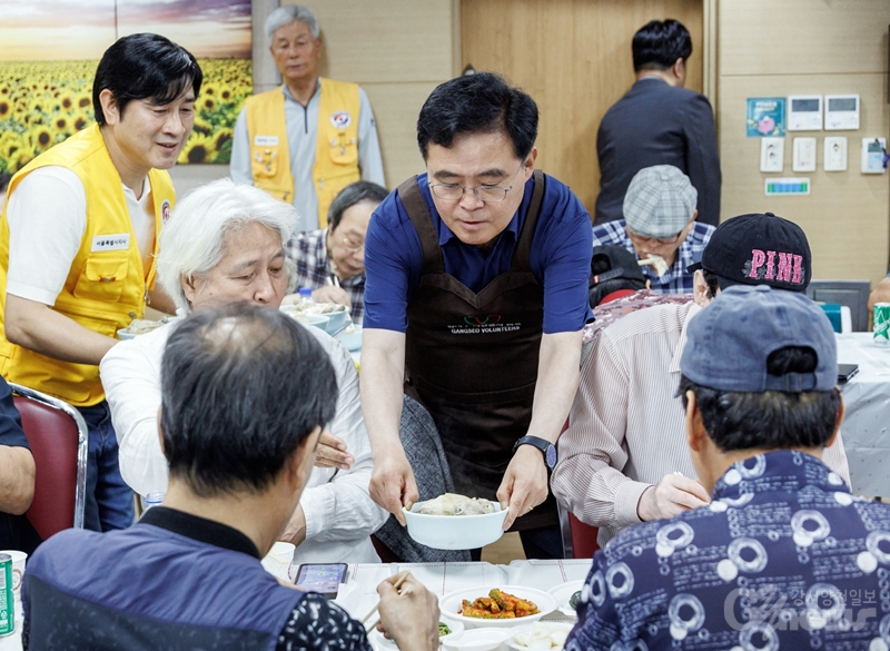 “어르신 건강하세요” 진교훈 강서구청장, 삼계탕 배식 봉사